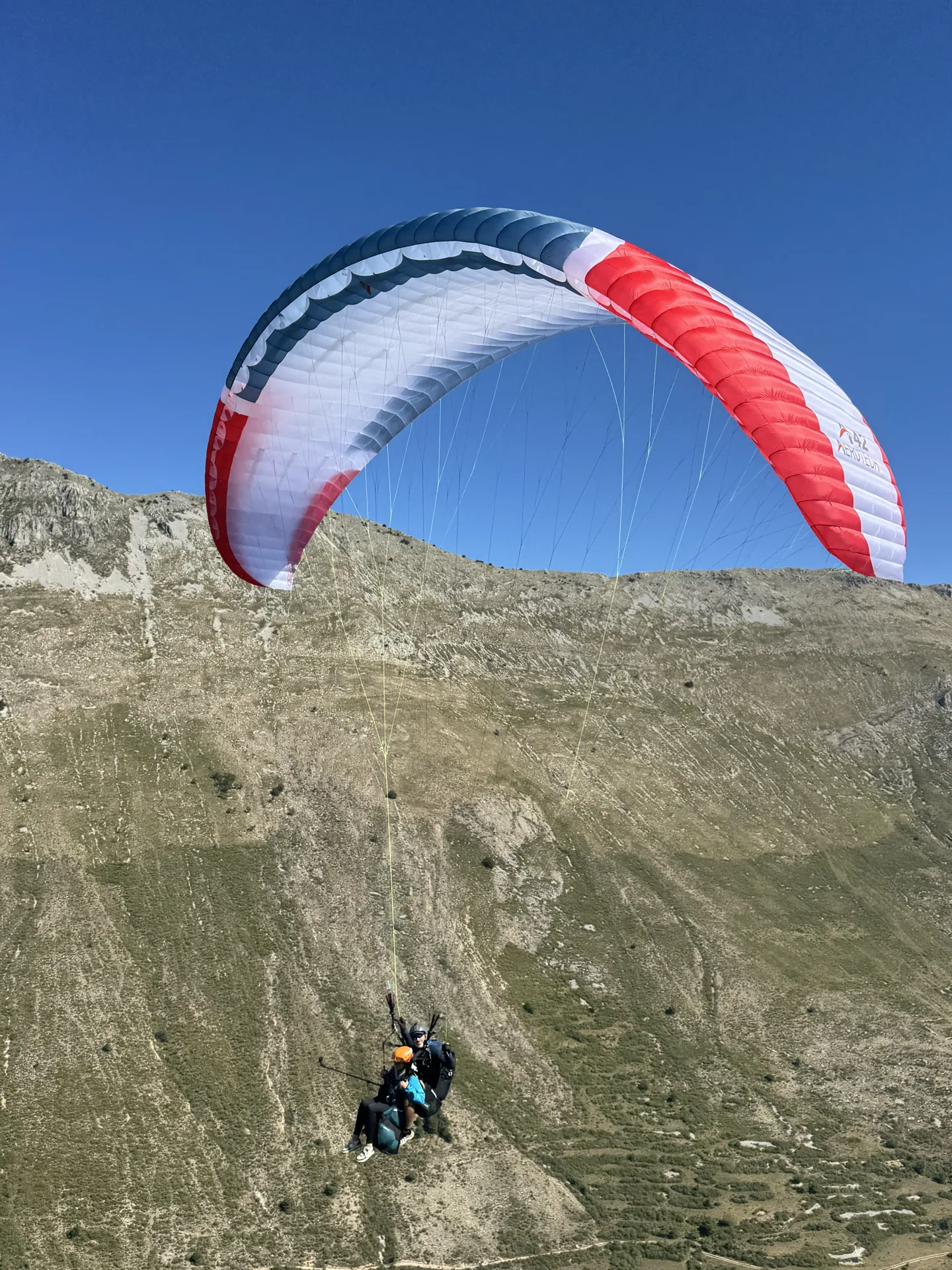 Parapente biplace AEROTECH A42 en vol devant une falaise