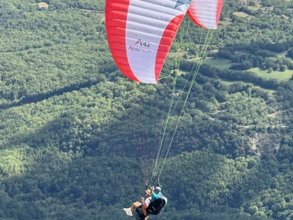 Parapente biplace AEROTECH A42 en vol au-dessus de la forêt