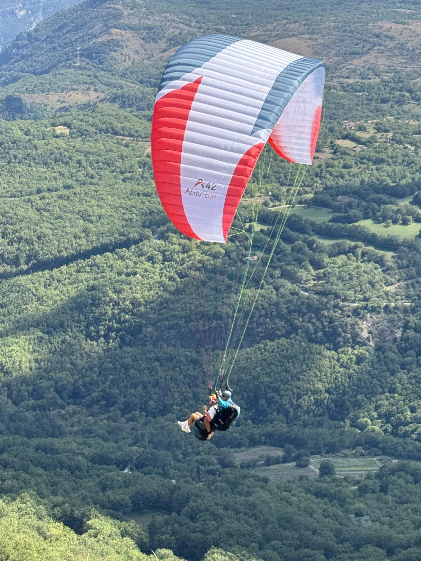 Parapente biplace AEROTECH A42 en vol au-dessus de la forêt